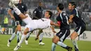 Penyerang Real Madrid Ruud Van Nistelrooy mencoba mencetak gol ke gawang Lazio pada pertandingan Liga Champions di Stadium Olimpico, Italia, Rabu (3/10/2007). (EPA/Maurizio Brambatti)