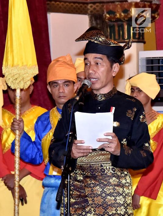 Presiden Joko Widodo memberi sambutan saat menerima gelar Tuanku Sri Indera Utama Junjungan Negeri dari Kesultanan Deli di Istana Maimoon, Minggu (6/10). Gelar adat ini merupakan gelar bangsawan tertinggi di Kesultanan Deli. (Liputan6.com/HO/Biropers)
