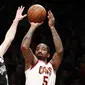 Pebasket Brooklyn Nets, Joe Harris, menghadang pebasket Cleveland Cavaliers, JR Smith, pada laga NBA di Barclay Arena, Senin (26/3/2018). Cleveland Cavaliers menang 121-114 atas Brooklyn Nets. (AP/Kathy Willens)