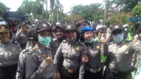 Polwan mengamankan demo di Gowa, Sulawesi Selatan (Liputan6.com/ Eka Hakim)