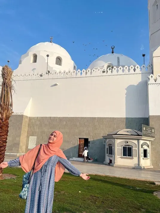 Saat di sana, Tissa Biani terlihat tersenyum bahagia