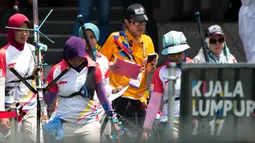 Tim Panahan Putri Indonesia beregu recurve tengah bersiap untuk bertanding di MSN Archery Centre, Kuala Lumpur, Malaysia, Selasa (21/8). Indonesia kalah dari Malaysia dengan skor 1-5. (Bola.com/Liputan6/Faizal Fanani)