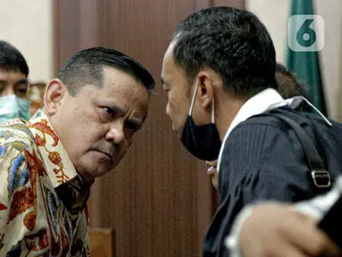 Terdakwa kasus dugaan suap penghapusan red notice Joko Tjandra, Irjen Pol Napoleon Bonaparte saat menjalani sidang lanjutan di Pengadilan Tipikor, Jakarta, Senin (9/11/2020). Sidang beragendakan pembacaan eksepsi atau nota keberatan yang dibacakan kuasa hukum terdakwa. (Liputan6.com/Faizal Fanani)