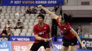 Ganda campuran Indonesia, Praveen Jordan/Debby Susanto mengembalikan bola ke arah ganda China Wang Yilyu/Huang Dongping pada final Korea Terbuka 2017, Minggu (17/9). Praveen/Debby berhasil menjadi juara dengan skor 21-17, 21-18. (AP/Ahn Young-joon)