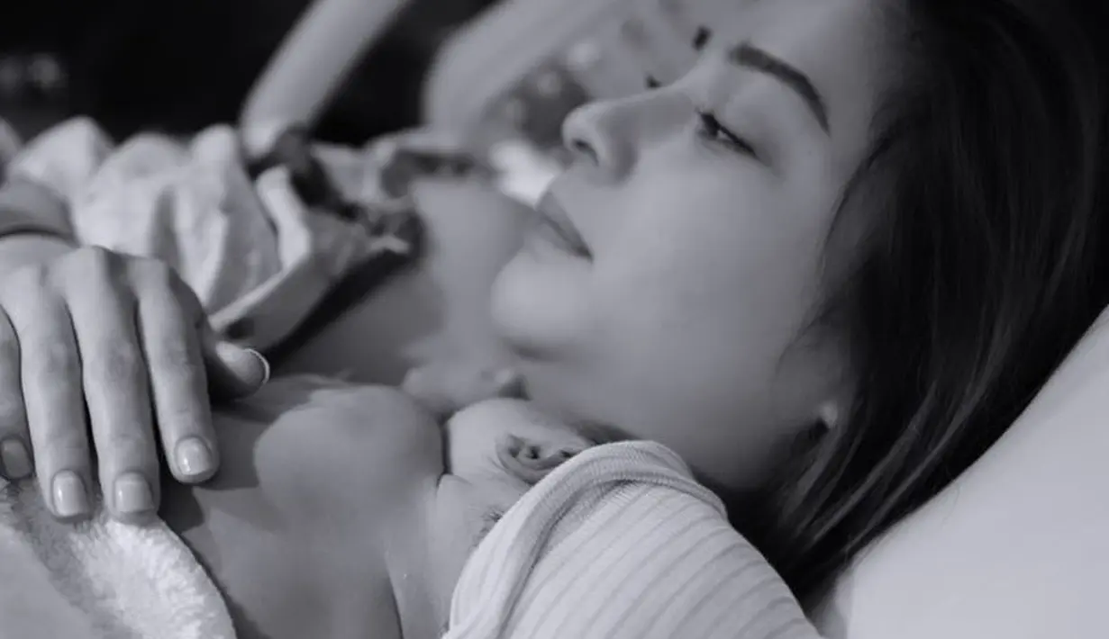 Hingga akhirnya, Nikita pun bisa memuluk buah hatinya untu pertama kalinya. @nikitawillyofficial94