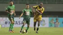 Pemain PS TNI, Roni Ariyanto (tengah) berebut bola dengan pemain Mitra Kukar, Mohammed Sissoko pada lanjutan Liga 1 2017 di Stadion Pakansari, Bogor (26/9/2017). PS TNI menang 2-1. (Bola.com/Nicklas Hanoatubun)