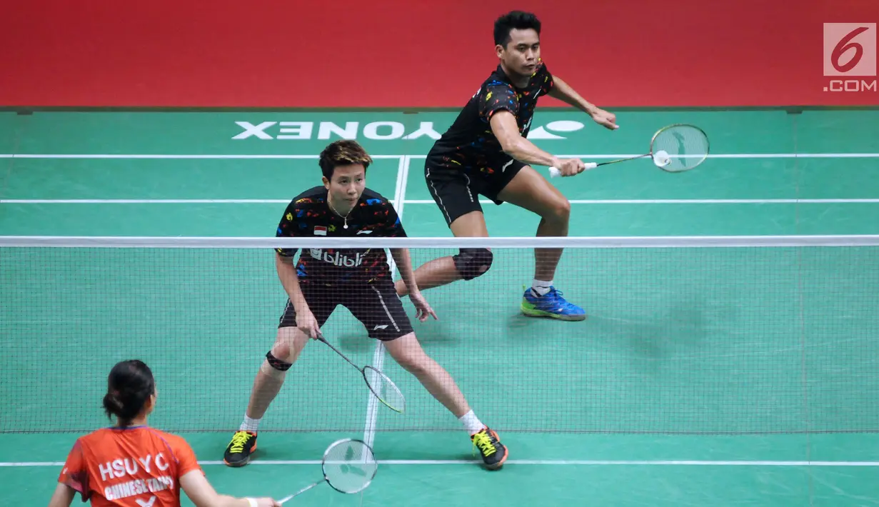 Ganda campuran Indonesia, Tontowi Ahmad/Liliyana Natsir mengembalikan kok ke arah Lee Yang/Hsu Ya Ching (Taiwan) pada babak kedua Indonesia Masters 2018 di Istora Senayan, Jakarta, Kamis (25/1). Tontowi/Liliyana unggul. (Liputan6.com/Helmi Fithriansyah)