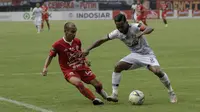 Gelandang Persija Jakarta, Riko Simanjutak, berebut bola dengan bek Tira Persikabo, Baduh Lestaluhu, pada laga Shopee Liga 1 di Stadion Patriot Chandrabhaga, Bekasi, Minggu (3/11). Persija menang 2-0 atas Tira Persikabo. (Bola.com/Yoppy Renato)