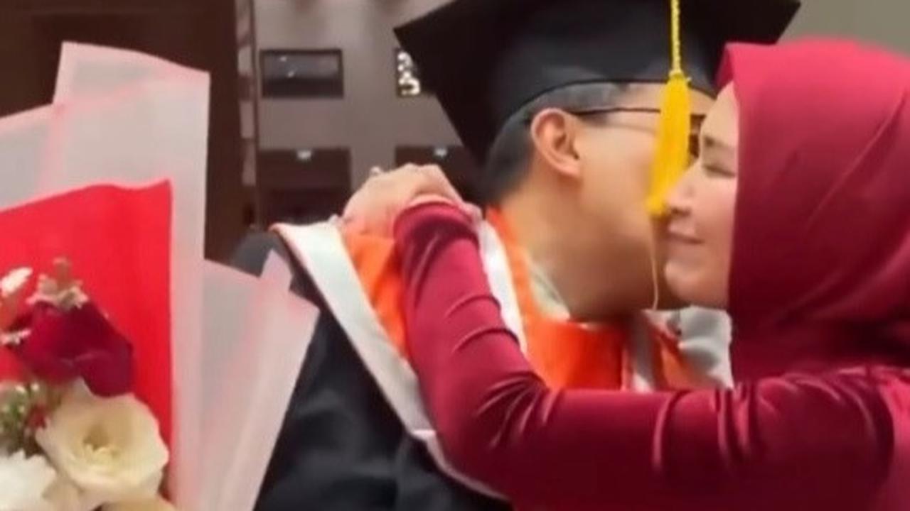 Pasangan ini tampak membagikan kemesraan. Sahrul memeluk sang istri di hari bahagianya.