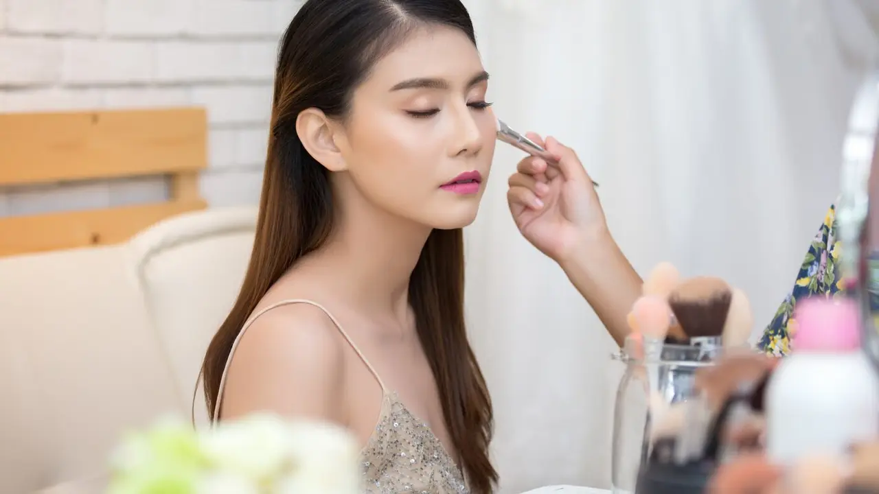 Supaya Tetap Flawless, Ini Tips Mengunci Makeup agar Awet Seharian - Cover