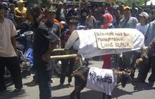 Datangi PN Mungkid, ratusan warga pemotong bambu bawa kambing