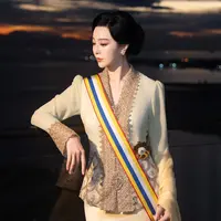 Fan Bingbing, aktris ternama asal Tiongkok, kini resmi menyandang gelar Datuk. Gelar kehormatan ini diberikan oleh Yang di-Pertua Negeri Melaka, Tun Dr. Mohd Ali Rustam, dalam sebuah upacara yang berlangsung pada 24 Agustus 2025 di Melaka, Malaysia. [Foto: Instagram/ Fanbingbing]