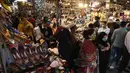 Suasana pasar di Lahore, Pakistan (4/5/2021). Di  tengah pandemi virus corona Covid-19, sejumlah warga memadati area pasar tersebut menjelang hari Idul Fitri. (AFP/Arif Ali)