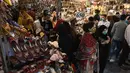 Suasana pasar di Lahore, Pakistan (4/5/2021). Di  tengah pandemi virus corona Covid-19, sejumlah warga memadati area pasar tersebut menjelang hari Idul Fitri. (AFP/Arif Ali)