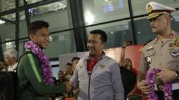 Pemain Timnas Indonesia, Osvaldo Haay, disambut Menpora, Imam Nahrawi, usai menjuarai Piala AFF U-22 2019 di Bandara Soetta, Tanggerang, Rabu (27/2). Timnas Indonesia mendapatkan bonus sebesar 2,1 milliar rupiah dari Kemenpora. (Bola.com/Yoppy Renato)