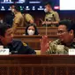 Ketua Bawaslu Rahmat Bagja (kanan) berbincang dengan Ketua DKPP Muhammad (kiri) saat rapat kerja bersama Komisi II DPR RI di Kompleks Parlemen, Senayan, Jakarta, Selasa (7/6/2022). Rapat membahas Peraturan KPU (PKPU) tentang Tahapan dan Jadwal Pemilu 2024. (Liputa6.com/Angga Yuniar)