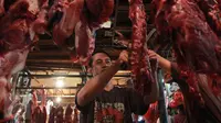 Pedagang melayani pembeli daging Sapi di Pasar Induk Senen, Jakarta, Selasa (19/7).(Liputan6.com/Angga Yuniar)