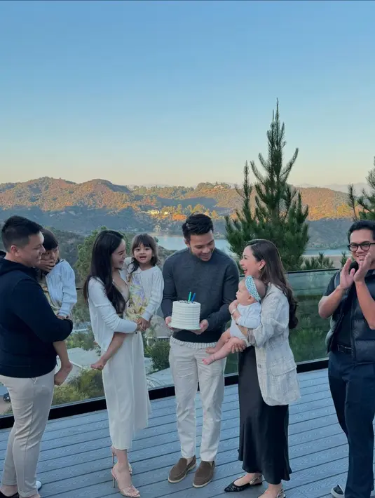 Momen manis dan sederhana, Jessica Mila juga tampil simpel dan chic mengenakan midi dress satin berwarna hitam. [Foto: Instagram/jscmila]