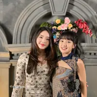 3. Natasha Wilona memilih printed long sleeve slim fit dress berwarna mocha yang memperlihatkan siluet rampingnya. Ia membiarkan rambutnya tergerai sederhana, memberikan tampilan yang natural dan elegan.Rekan eks JKT48 Ochi, Cindy Gula, tampil menawan dalam dress batik berwarna biru. Pilihan motif batik yang klasik memberikan sentuhan budaya yang menarik pada penampilannya. [@cgulla].