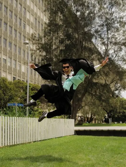 <p>Kini ia menyandang gelar sarjana dari salah satu kampus bergengsi di dunia. Wajar jika ia terlihat begitu bahagia. [Foto: instagram.com/iqbaal.e]</p>