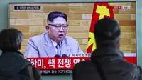 Pidato tahun baru 2018 Kim Jong-un. Warga Korea Selatan menonton pidato Kim Jong-un di Seoul Railway Station di Seoul, Senin 1 Januari 2018 (AP Photo / Lee Jin-man)