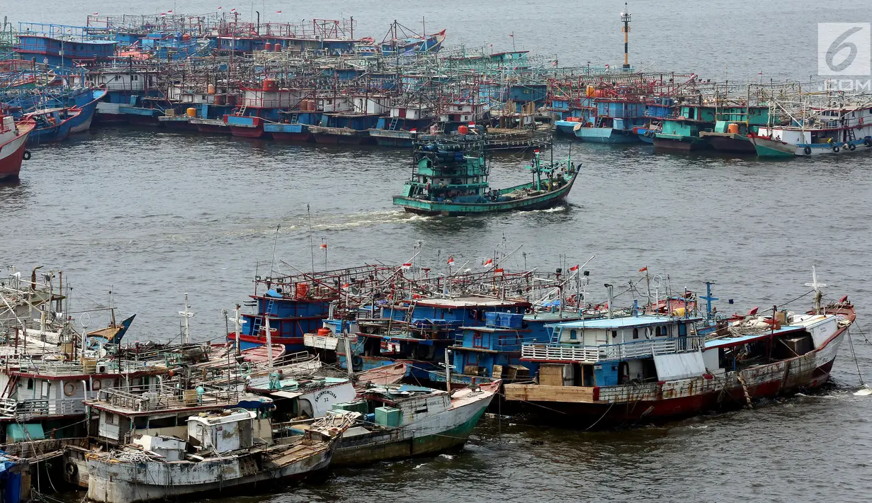 Sejumlah perahu bersandar di kampung nelayan di Muara Angke, Jakarta, Senin (23/10). Kelompok Nelayan Tradisional (KNT) dan seluruh masyarakat pesisir di Muara Angke menolak dilanjutkannya reklamasi. (Liputan6.com/Johan Tallo)