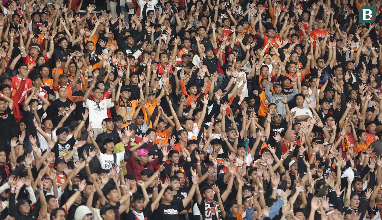 Menurut catatan resmi panitia pertandingan, ada 56.150 penonton yang menghadiri pertandingan Persija Jakarta melawan PSIM Yogyakarta. Mereka menciptakan atmosfer yang luar biasa di SUGBK. (Bola.com/M Iqbal Ichsan)