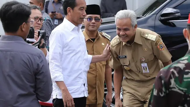 Presiden Joko Widodo (Jokowi) kembali satu mobil dengan Gubernur Jawa Tengah (Jateng) Ganjar Pranowo saat melakukan kunjungan kerja (kunker) ke Jateng (Istimewa)