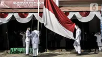 Tim Paskibra mengibarkan bendera Merah Putih upacara peringatan Sumpah Pemuda di Museum Sumpah Pemuda, Jakarta, Rabu (28/10/2020). Upacara peringatan 92 tahun Sumpah Pemuda yang mengangkat tema Sumpah Pemuda Bersatu dan Bangkit tersebut diadakan secara terbatas. (merdeka.com/Iqbal S Nugroho)