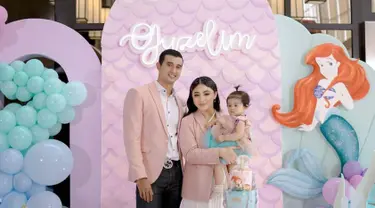 Tampil kompak dengan busana bernuansa pink, momen ulang tahun Baby Guzel yang pertama ini dirayakan di sebuah hotel dengan konsep Little Mermaid. Dalam media sosial Instagram keduanya, Ali Syakieb dan Margin Wieheerm pun tampil penuh perasaan bahagia saat ulang tahun anaknya tersebut dihadiri oleh sejumlah sahabat dan keluarga. (Liputan6.com/IG/@alisyakieb)