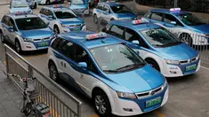 Armada taksi bertenaga listrik terlihat di kota Shenzhen, sebelah selatan China pada 7 Januari 2019. Salah satu kota besar di China itu mengumumkan awal tahun ini bahwa 99 persen dari 21.689 taksi yang beroperasi telah bertenaga listrik. (AP/Vincent Yu)