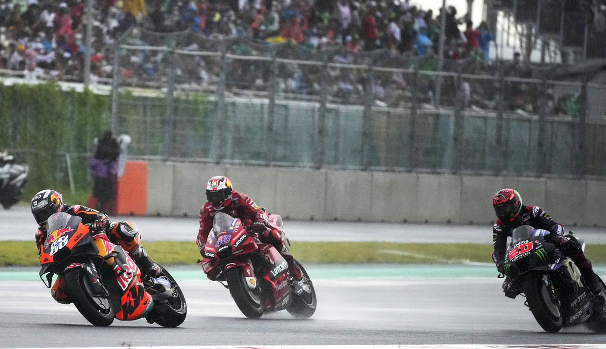 Memulai balapan dari posisi ke-7, Miguel Oliveira (kiri) langsung mengambil alih pimpinan dari Fabio Quartararo (kanan) yang menempati pole position di lap kedua. (AP/Achmad Ibrahim)