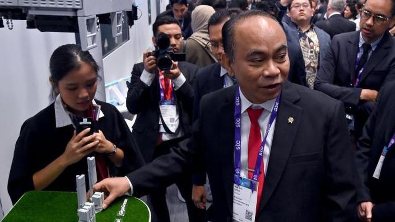 VIDEO: Santai Menkominfo di Rapat Komisi I DPR "Tenang Saja Masa Kalian Takut Sama Starlink"