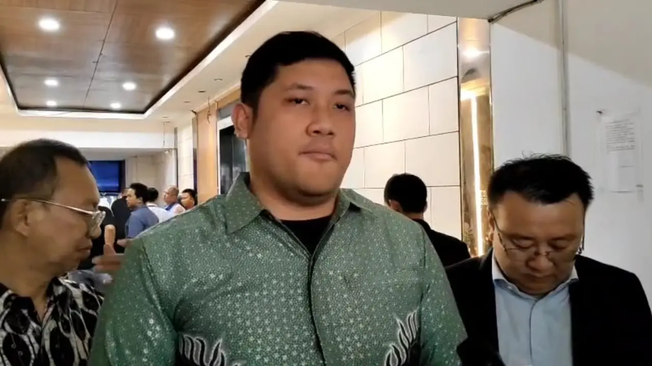 Podcaster Michael Sinaga didampingi kuasa hukumnya memenuhi panggilan Polda Metro Jaya sebagai saksi terkait kasus tudingan ijazah palsu milik Presiden ke-7 Joko Widodo alias Jokowi, Rabu (14/5/2025). (Liputan6.com/Ady Anugrahadi)