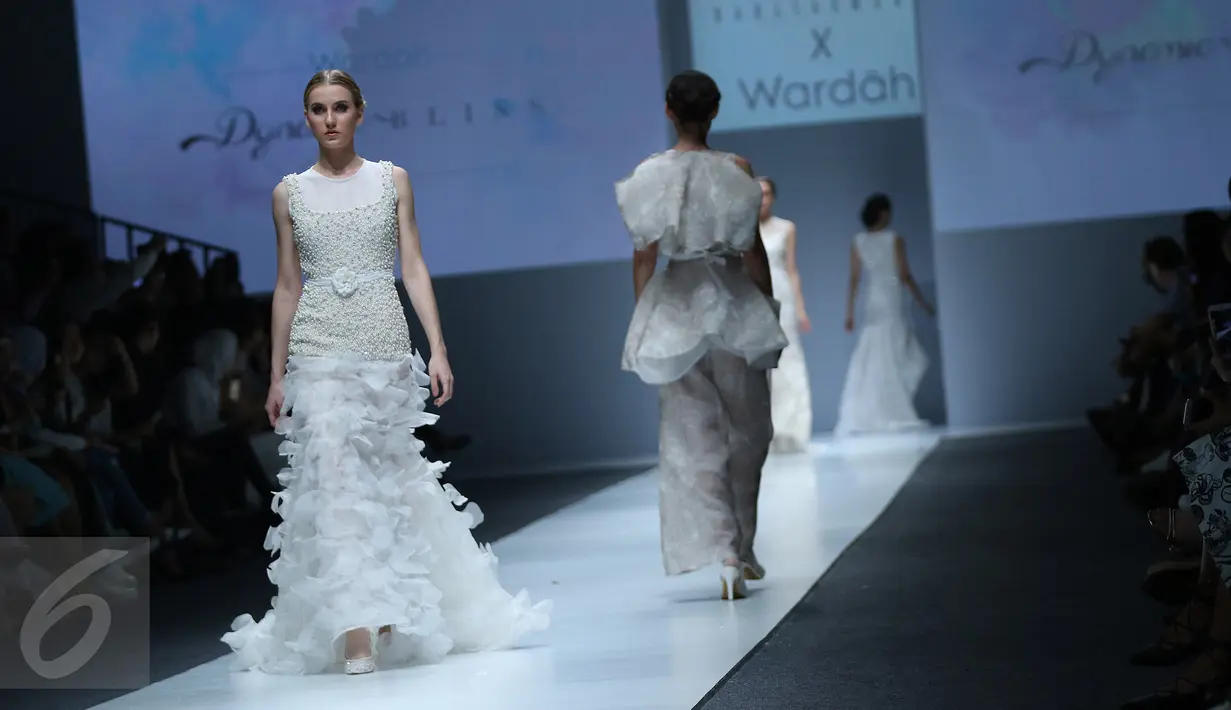Sejumlah model membawakan busana rancangan Barli Asmara pada hari kedua Jakarta Fashion Week (JFW) 2016 di Senayan city, Jakarta, (25/10/2015). Busana yang dipamerkan  seperti  model gaun-gaun panjang untuk acara besar. (Liputan6.com/Herman Zakharia)
