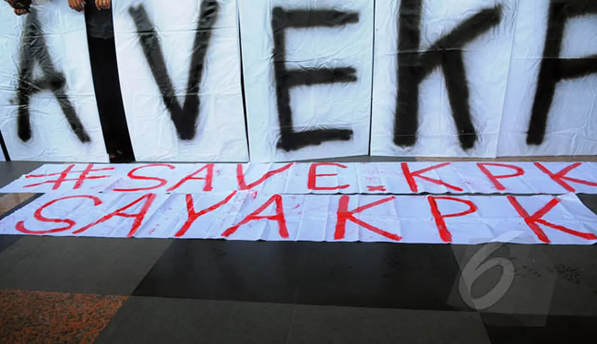 Sejumlah orang menggelar spanduk berisi dukungan kepada KPK di gedung Komisi Pemberantas Korupsi, Jakarta, Jumat (23/1/2015). (Liputan6.com/Faisal R Syam)