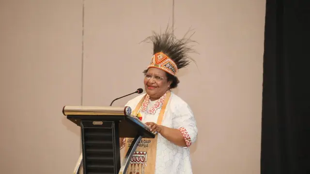 Wakil Menteri Dalam Negeri (Wamendagri) Ribka Haluk saat membuka Rapat Koordinasi (Rakor) Data OAP se-Tanah Papua. (Dok. Istimewa)