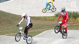Atlet sepeda BMX putra Asian Games 2018 bertanding pada nomor putra di Pulo Mas International BMX Center, Sabtu (25/8). Pada pertandingan tersebut I Gusti Bagus Saputra finish diurutan kedua. (Liputan6.com/Fery Pradolo)