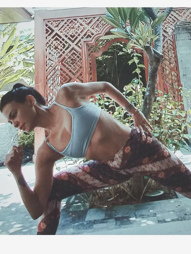 Gaya Sophia Latjuba Saat Olahraga (sumber: instagram/sophia_latjuba88)