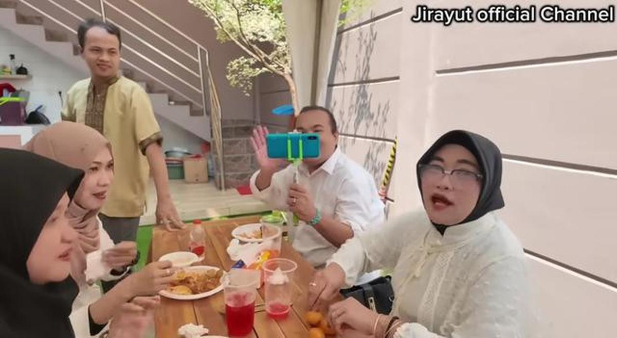 9 Potret Halaman Belakang Rumah Jirayut di Indonesia, Nyaman untuk Acara Keluarga