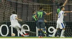 Klub Italia Napoli harus berbagi angka 1-1 saat melawan Dnipro Dnipropetrovsk pada leg pertama babak semifinal Liga Europa, Jumat (8/5) dini hari WIB