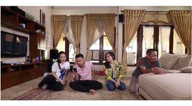 Begini potret lebih jelasnya ruang TV Tukul Arwana. Di ruang ini, ia biasanya tidur dengan beralaskan karpet.