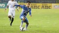 Samsul Arif saat membela Persib Bandung di Torabika Bhayangkara Cup 2016. (30/3/2016).  (Bola.com/NIcklas Hanoatubun)