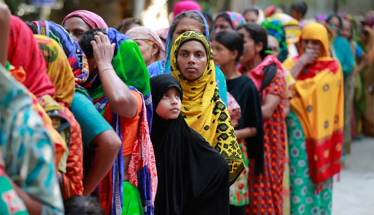 Sejumlah warga mengantre untuk mendapatkan makanan berbuka puasa di wihara Budha di Dhaka, Bangladesh (9/6). Program kegiatan membagikan makanan berbuka ini sudah dilakukan sejak enam tahun yang lalu. (AP Photo/A.M. Ahad)