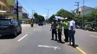 Satlantas Polresta Banyuwangi lakukan Olah TKP Kecelakaan Lalu Lintas di Jalan S Parman Banyuwangi  yang mengakibatkan 1 personil polisi tewas (Hermawan Arifianto/Liputan6.com)