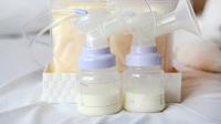 Botol susu beserta susu asi dan pompanya (Foto Dok: Freepik/zilvergolf).