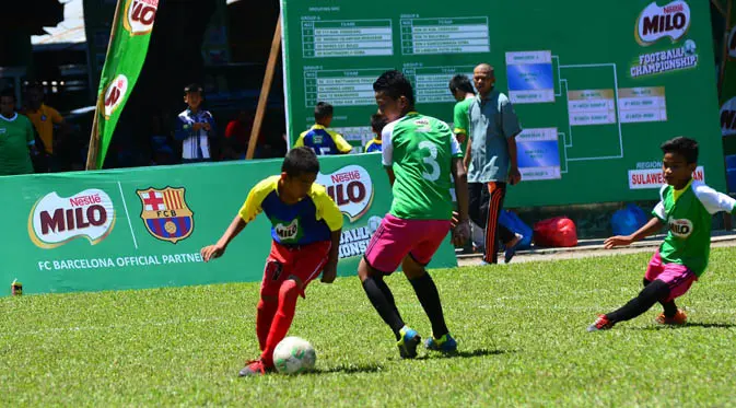 Anak-anak U-12 di Makassar tampak serius dalam bermain di MILO Football Championship 2017 regional Makassar.