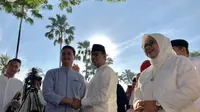 Gubernur Anies Baswedan menyalami warga Ibu Kota usai salat Idul Fitri di Balai Kota Jakarta, Rabu (5/6/2019). (Liputan6.com/Ratu Annisaa Suryasumirat)