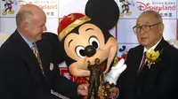 Don Robinson, Group Managing Director of Hong Kong Disneyland memberi suvenir James Wu, Chairman of Maxim's Caterers Ltd dalam jumpa pers di Hong Kong 19 January 2004. (PETER PARKS / AFP)