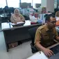 Sejumlah pegawai Pemerintahan Provinsi DKI Jakarta melakukan aktivitas kerja di Balai Kota, Jakarta, Senin (3/7). Pasca libur Lebaran seluruh PNS Pemprov DKI terlihat masuk kerja kembali seperti biasanya. (Liputan6.com/Gempur M Surya)